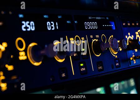L'unité de contrôle de vol d'un avion commercial, avec divers connaît et commute pour contrôler les systèmes de l'avion. Banque D'Images