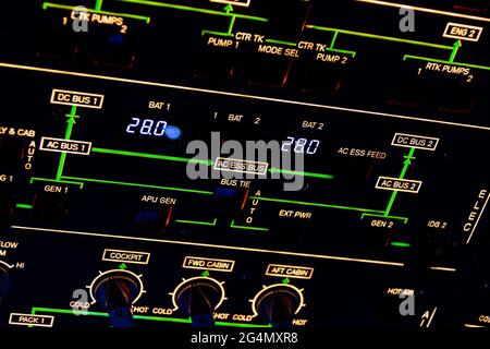 Gros plan sur le panneau de plafond d'un avion commercial, avec d'innombrables interrupteurs et boutons pour contrôler divers systèmes et composants d'avion Banque D'Images