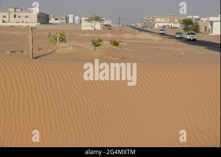 MAURITANIE, Nouakchott, désert à la périphérie de la ville, croissance de la ville, nouveaux bâtiments / MAURETANIEN, Nuakschott, Wüste am Stadtrand, Stätewachstum, Urbanizierung Banque D'Images