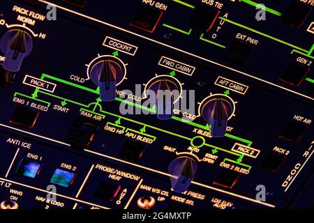 Gros plan sur le panneau de plafond d'un avion commercial, avec d'innombrables interrupteurs et boutons pour contrôler divers systèmes et composants d'avion Banque D'Images