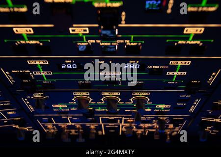 Gros plan sur le panneau de plafond d'un avion commercial, avec d'innombrables interrupteurs et boutons pour contrôler divers systèmes et composants d'avion Banque D'Images