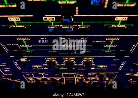 Gros plan sur le panneau de plafond d'un avion commercial, avec d'innombrables interrupteurs et boutons pour contrôler divers systèmes et composants d'avion Banque D'Images