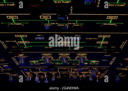 Gros plan sur le panneau de plafond d'un avion commercial, avec d'innombrables interrupteurs et boutons pour contrôler divers systèmes et composants d'avion Banque D'Images