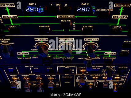 Gros plan sur le panneau de plafond d'un avion commercial, avec d'innombrables interrupteurs et boutons pour contrôler divers systèmes et composants d'avion Banque D'Images