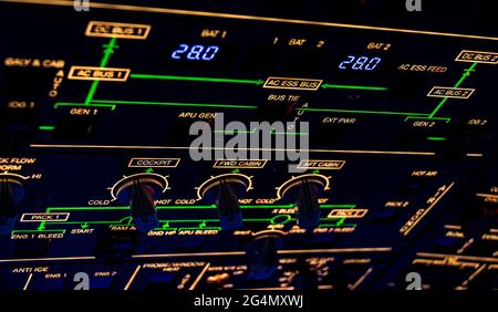 Gros plan sur le panneau de plafond d'un avion commercial, avec d'innombrables interrupteurs et boutons pour contrôler divers systèmes et composants d'avion Banque D'Images