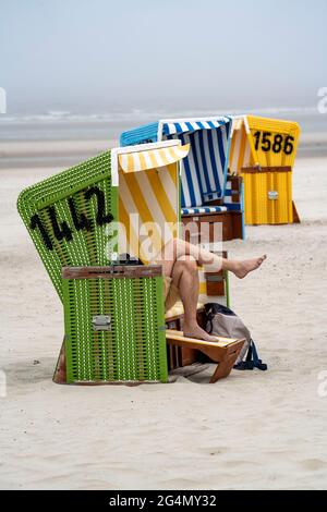 Île de la mer du Nord Langeoog, début de l'été, peu après le premier assouplissement de l'enfermement dans la crise de Corona, temps brumeux, encore peu de touristes Banque D'Images