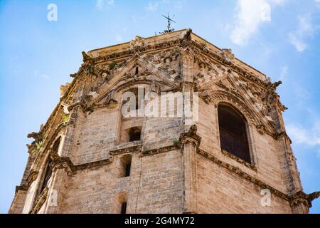 Valence Espagne. 18 mai 2021 - partie supérieure du clocher de la cathédrale de Valence, connue sous le nom de Miguelete, dans le style gothique valencien, construit en Banque D'Images