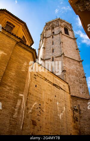 Valence Espagne. 18 mai 2021 - clocher de la cathédrale de Valence, connue sous le nom de Miguelete, depuis la base de la rue. Style gothique valencien, intégré Banque D'Images