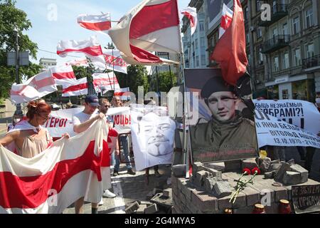 Non exclusif: KIEV, UKRAINE - 20 JUIN 2021 - les participants à la procession en mémoire de l'activiste politique et écologique biélorusse Vitold Ashurak Banque D'Images