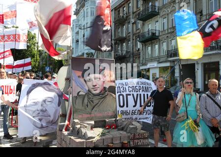 Non exclusif: KIEV, UKRAINE - 20 JUIN 2021 - les participants à la procession en mémoire de l'activiste politique et écologique biélorusse Vitold Ashurak Banque D'Images