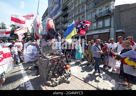 Non exclusif: KIEV, UKRAINE - 20 JUIN 2021 - les participants à la procession en mémoire de l'activiste politique et écologique biélorusse Vitold Ashurak Banque D'Images