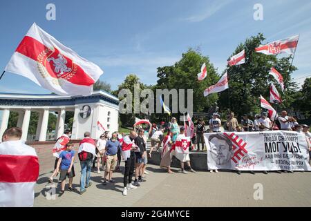 Non exclusif: KIEV, UKRAINE - 20 JUIN 2021 - les participants à la procession en mémoire de l'activiste politique et écologique biélorusse Vitold Ashurak Banque D'Images