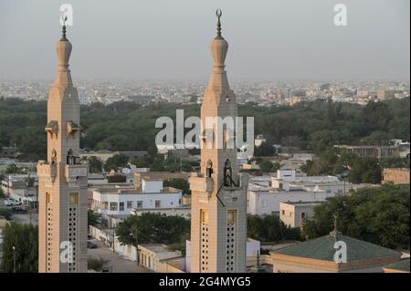 MAURITANIE, Nouakchott, mosquée saoudienne en centre-ville / MAURETANIEN, Nuakschott, Moschee saoudien Banque D'Images