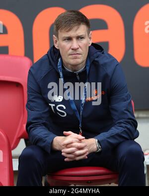 BRISTOL, Royaume-Uni 20 JUIN Tony Sweeney l'entraîneur adjoint de Hartlepool lors de la finale de la Ligue nationale de Vanarama entre Hartlepool United et Torquay United à Ashton Gate, Bristol, le dimanche 20 juin 2021. (Credit: Mark Fletcher | MI News) Credit: MI News & Sport /Alay Live News Banque D'Images