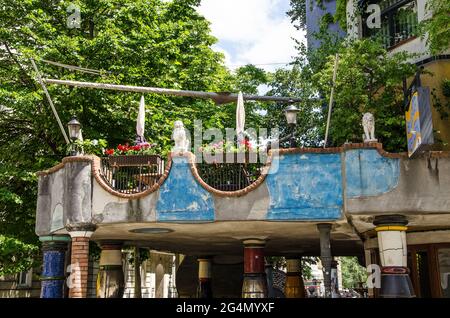 Le Hundertwasserhaus est une maison d'appartements à Vienne construite à la suite de l'idée et du concept de l'artiste autrichien Friedensreich Hundertwasser Banque D'Images