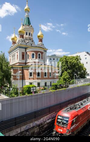 La splendide cathédrale orthodoxe russe Saint-Nicolas est située dans le troisième quartier de Vienne, au cœur du quartier diplomatique de la ville. Banque D'Images