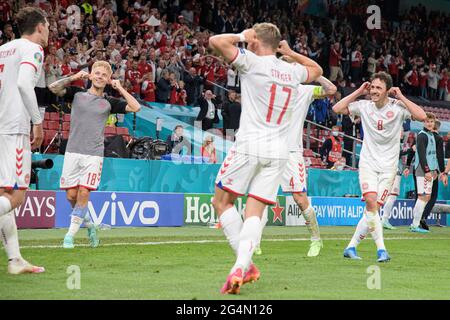 Jubilation Team DEN autour de goalschuetze Andreas CHRISTENSEN l. (DEN) après le but à 3: 1, les joueurs tirent leurs oreilles, geste, geste, geste, de gauche à droite Andreas CHRISTENSEN (DEN), Daniel WASS (DEN), Jens STRYGER LARSEN (DEN), Thomas DELANEY (DEN) Groupe de scène, groupe de tour préliminaire B, jeu M27, Russie (RUS) - Danemark (DEN) 1: 4 le 21 juin 2021 à Copenhague / Danemark Soccer EM 2020 du 11 juin 2021 au 11 juillet 2021. Â Banque D'Images