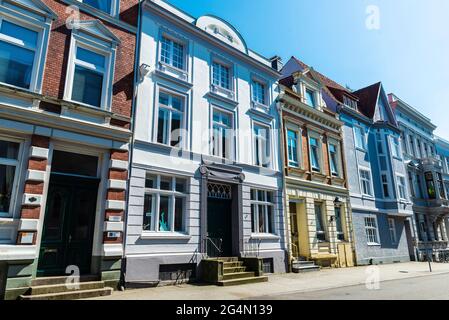 Lübeck, Allemagne - 24 août 2019 : rue avec maisons de ville classiques dans la vieille ville de Lübeck, Allemagne Banque D'Images