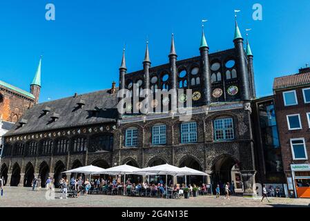 Lübeck, Allemagne - 24 août 2019 : Hôtel de ville de Lübeck avec bar-terrasse et gens autour de la place du marché à Lübeck, Allemagne Banque D'Images