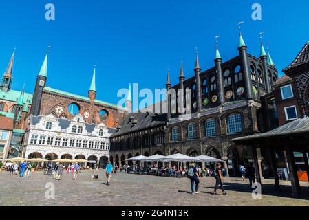 Lübeck, Allemagne - 24 août 2019 : Hôtel de ville de Lübeck avec bar-terrasse et gens autour de la place du marché à Lübeck, Allemagne Banque D'Images