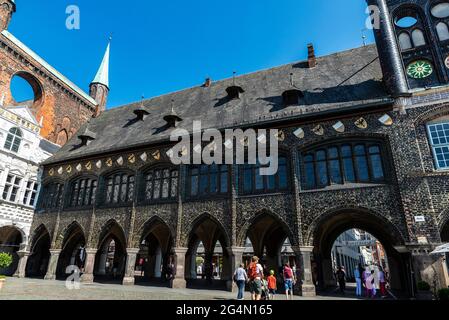 Lübeck, Allemagne - 24 août 2019 : Hôtel de ville de Lübeck avec des gens sur la place du marché à Lübeck, Allemagne Banque D'Images