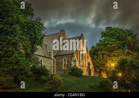 Paysages irlandais. Église Saint-Patrick et centre paroissial au crépuscule. Greystones, co. Wicklow, Irlande. Banque D'Images