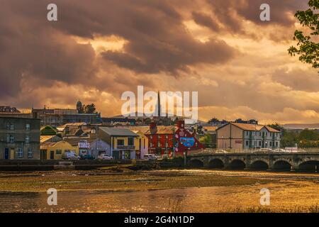 Paysage irlandais. Arklow ville, située sur la côte de la mer d'Irlande dans co. Wicklow le soir. Irlande. Banque D'Images