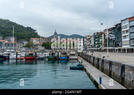 Les bateaux dans le port maritime de la municipalité de Lekeitio, le golfe de Gascogne dans la mer Cantabrique. Pays Basque Banque D'Images