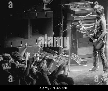 Au moment de cette tournée britannique en 1978, l'OVNI comprenait Phil Mogg, Andy Parker, Pete Way, Michael Schenker et Paul Raymond. UFO jouait leurs derniers spectacles avec Schenker qui est parti après cette tournée. Banque D'Images