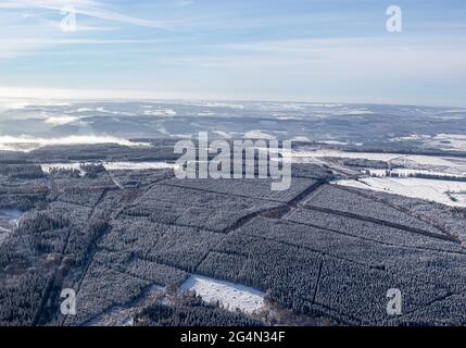 Vue d'ensemble aérienne des Ardennes belges lors d'un vol d'hiver avec une vue magnifique en hiver Banque D'Images