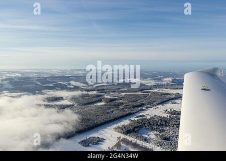 Vue d'ensemble aérienne des Ardennes belges lors d'un vol d'hiver avec une vue magnifique en hiver Banque D'Images