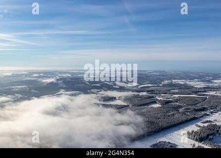 Vue d'ensemble aérienne des Ardennes belges lors d'un vol d'hiver avec une vue magnifique en hiver Banque D'Images