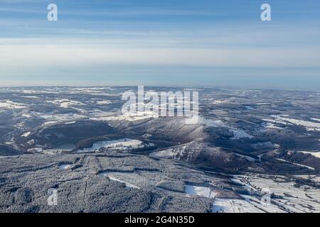 Vue d'ensemble aérienne des Ardennes belges lors d'un vol d'hiver avec une vue magnifique en hiver Banque D'Images