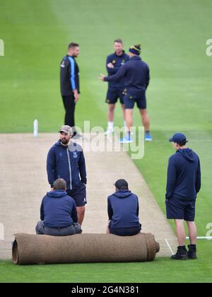 Les fonctionnaires et les hommes de terrain qui évaluent le terrain avant le Blast Vitality T20 au 1er Central County Ground, Hove. Date de la photo: Mardi 22 juin 2021. Banque D'Images