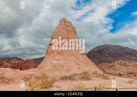 Formation de roches appelée Obelisco à Quebrada de Cafayate, Argentine. Parc national Quebrada de las Conchas. Banque D'Images