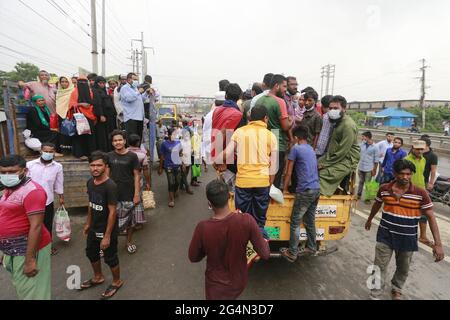 Les voyageurs et les travailleurs du transport ont énormément souffert sur différentes autoroutes le premier jour des nouvelles restrictions sur les mouvements et activités publics, à l'exception des services d'urgence dans sept districts de la division de Dhaka, mardi, en raison de la suspension des services d'autobus et de traversier et des services ferroviaires limités, à Narayanganj, au Bangladesh, 22 juin 2021. Photo de Suvra Kanti Das/ABACAPRESS.COM Banque D'Images