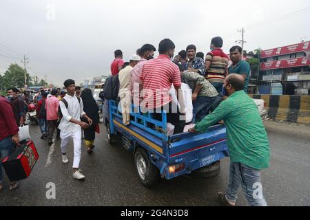 Les voyageurs et les travailleurs du transport ont énormément souffert sur différentes autoroutes le premier jour des nouvelles restrictions sur les mouvements et activités publics, à l'exception des services d'urgence dans sept districts de la division de Dhaka, mardi, en raison de la suspension des services d'autobus et de traversier et des services ferroviaires limités, à Narayanganj, au Bangladesh, 22 juin 2021. Photo de Suvra Kanti Das/ABACAPRESS.COM Banque D'Images