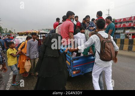 Les voyageurs et les travailleurs du transport ont énormément souffert sur différentes autoroutes le premier jour des nouvelles restrictions sur les mouvements et activités publics, à l'exception des services d'urgence dans sept districts de la division de Dhaka, mardi, en raison de la suspension des services d'autobus et de traversier et des services ferroviaires limités, à Narayanganj, au Bangladesh, 22 juin 2021. Photo de Suvra Kanti Das/ABACAPRESS.COM Banque D'Images