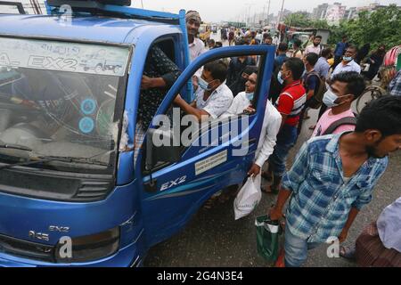 Les voyageurs et les travailleurs du transport ont énormément souffert sur différentes autoroutes le premier jour des nouvelles restrictions sur les mouvements et activités publics, à l'exception des services d'urgence dans sept districts de la division de Dhaka, mardi, en raison de la suspension des services d'autobus et de traversier et des services ferroviaires limités, à Narayanganj, au Bangladesh, 22 juin 2021. Photo de Suvra Kanti Das/ABACAPRESS.COM Banque D'Images