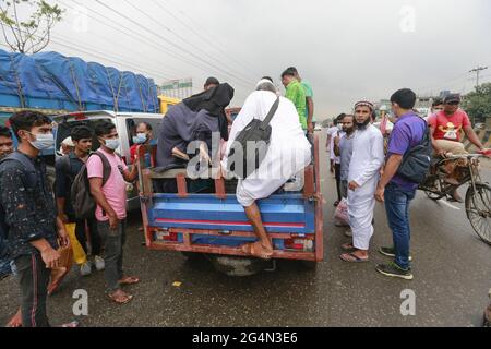 Les voyageurs et les travailleurs du transport ont énormément souffert sur différentes autoroutes le premier jour des nouvelles restrictions sur les mouvements et activités publics, à l'exception des services d'urgence dans sept districts de la division de Dhaka, mardi, en raison de la suspension des services d'autobus et de traversier et des services ferroviaires limités, à Narayanganj, au Bangladesh, 22 juin 2021. Photo de Suvra Kanti Das/ABACAPRESS.COM Banque D'Images