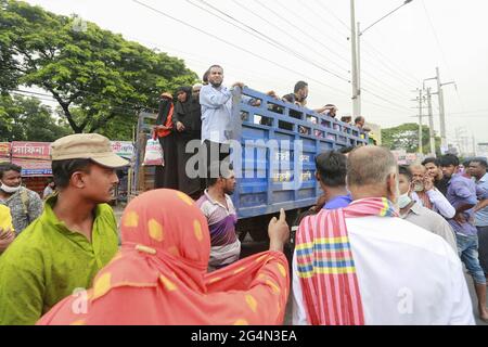 Les voyageurs et les travailleurs du transport ont énormément souffert sur différentes autoroutes le premier jour des nouvelles restrictions sur les mouvements et activités publics, à l'exception des services d'urgence dans sept districts de la division de Dhaka, mardi, en raison de la suspension des services d'autobus et de traversier et des services ferroviaires limités, à Narayanganj, au Bangladesh, 22 juin 2021. Photo de Suvra Kanti Das/ABACAPRESS.COM Banque D'Images