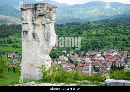 Mémorial de l'ère communiste avec une imposante statuaire socialiste réaliste sur une colline au-dessus de la ville de Batak, Bulgarie, Europe de l'est Banque D'Images