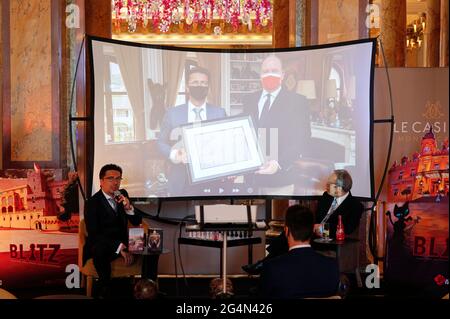 Monaco, Monte Carlo - 22 juin 2021 : Conférence de presse de Shibuya Productions avec le fondateur et PDG Cedric Biscay et son Excellence Ihara Junichi, Ambassadeur du Japon à Monaco. Sur l'écran photo aussi HSH Prince Albert II de Monaco. Banque D'Images