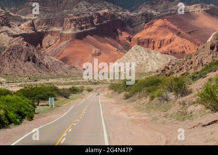 Route à travers la vallée de Quebrada de Cafayate, qui est pleine de formations rocheuses colorées, au nord de l'Argentine. Banque D'Images