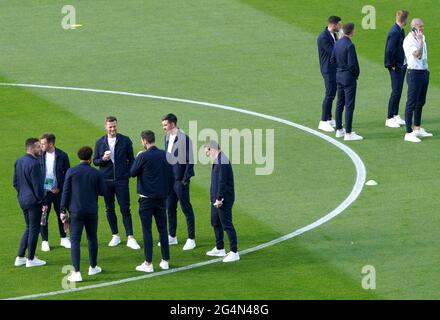 Les joueurs écossais inspectent le terrain avant le match de l'UEFA Euro 2020 Group D au parc Hampden, à Glasgow. Date de la photo: Mardi 22 juin 2021. Banque D'Images