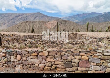 Ruines de la fortification pré-colombienne Pucara près du village de Tilcara dans la vallée de Quebrada de Humahuaca, Argentine Banque D'Images