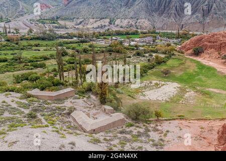 Maisons de village près du village de Purmamarca (vallée de Quebrada de Humahuaca), Argentine Banque D'Images