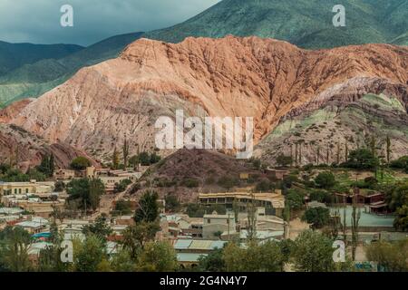 Cerro del los Siete Colores (la colline des sept couleurs) plus de Purmamarca (village) de la vallée Quebrada de Humahuaca, Argentine Banque D'Images