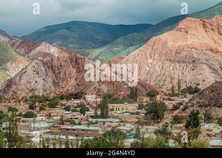 Cerro del los Siete Colores (la colline des sept couleurs) plus de Purmamarca (village) de la vallée Quebrada de Humahuaca, Argentine Banque D'Images