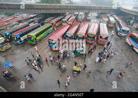 Dhaka, Bangladesh. 22 juin 2021. Les voyageurs et les travailleurs du transport ont énormément souffert sur différentes autoroutes le premier jour des nouvelles restrictions sur les mouvements et activités publics, à l'exception des services d'urgence dans sept districts de la division de Dhaka, mardi, en raison de la suspension des services d'autobus et de traversier et des services ferroviaires limités, à Dhaka, au Bangladesh, 22 juin 2021. Credit: Suvra Kanti Das/ZUMA Wire/Alay Live News Banque D'Images